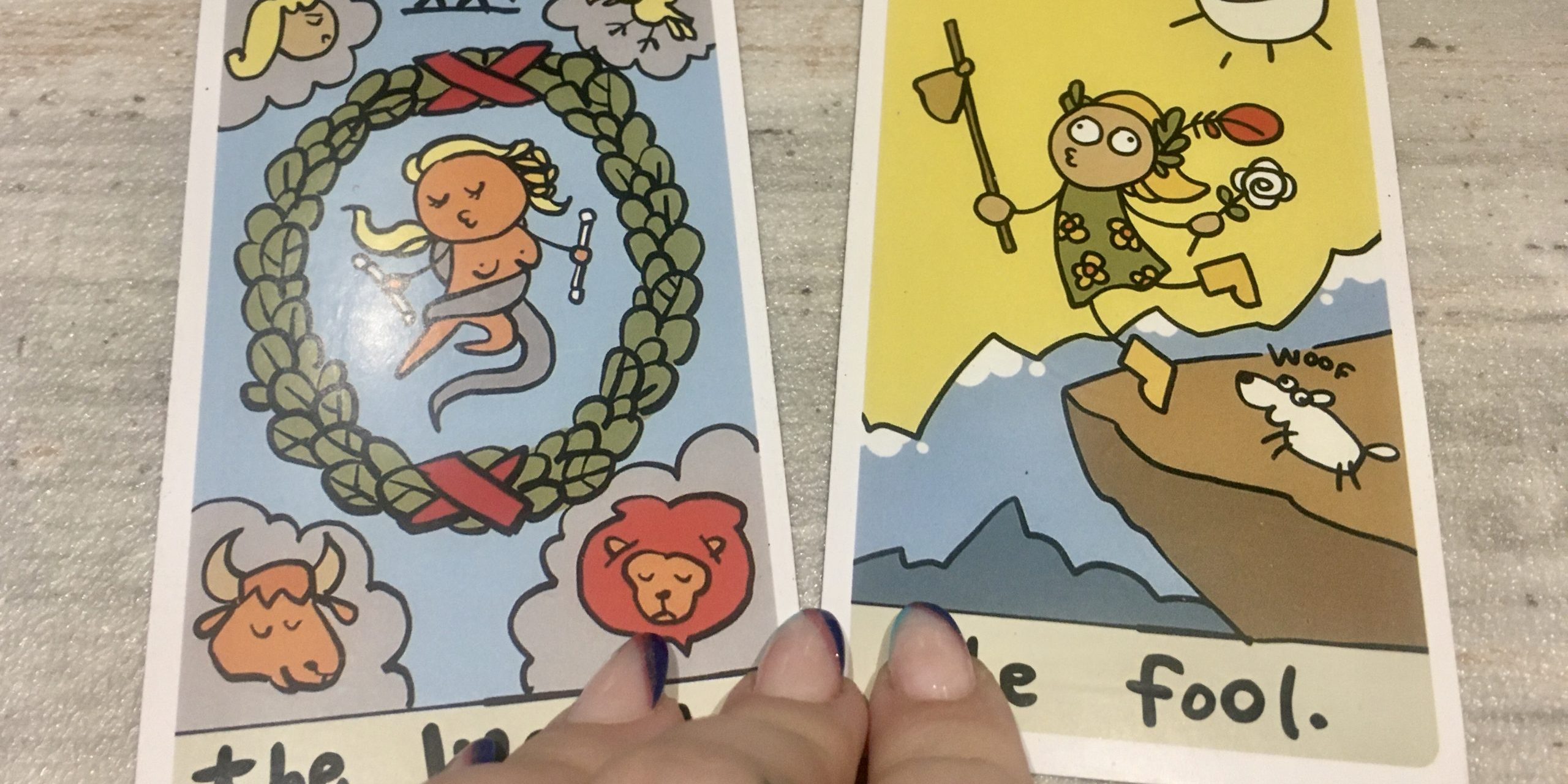 El Mundo y El Loco, destino e inicio de Los Arcanos Mayores del Tarot.