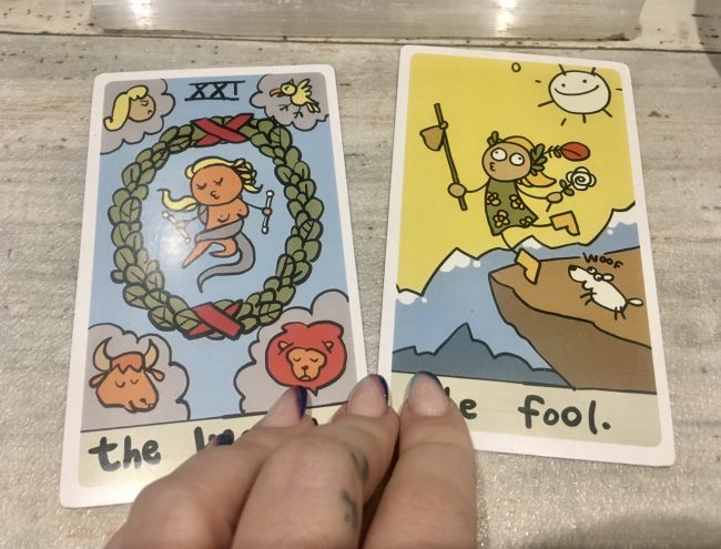 El Mundo y El Loco, destino e inicio de Los Arcanos Mayores del Tarot.