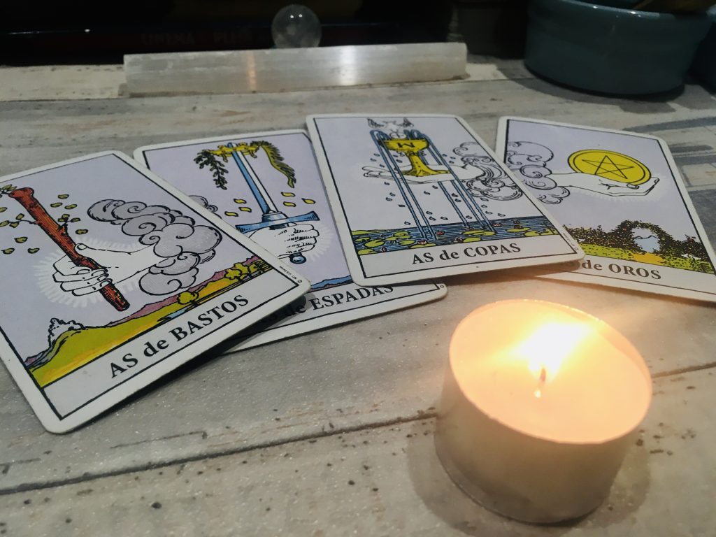Los cuatro ases de los cuatro palos (bastos, espadas, copas y oros) de los Arcanos menores del tarot.